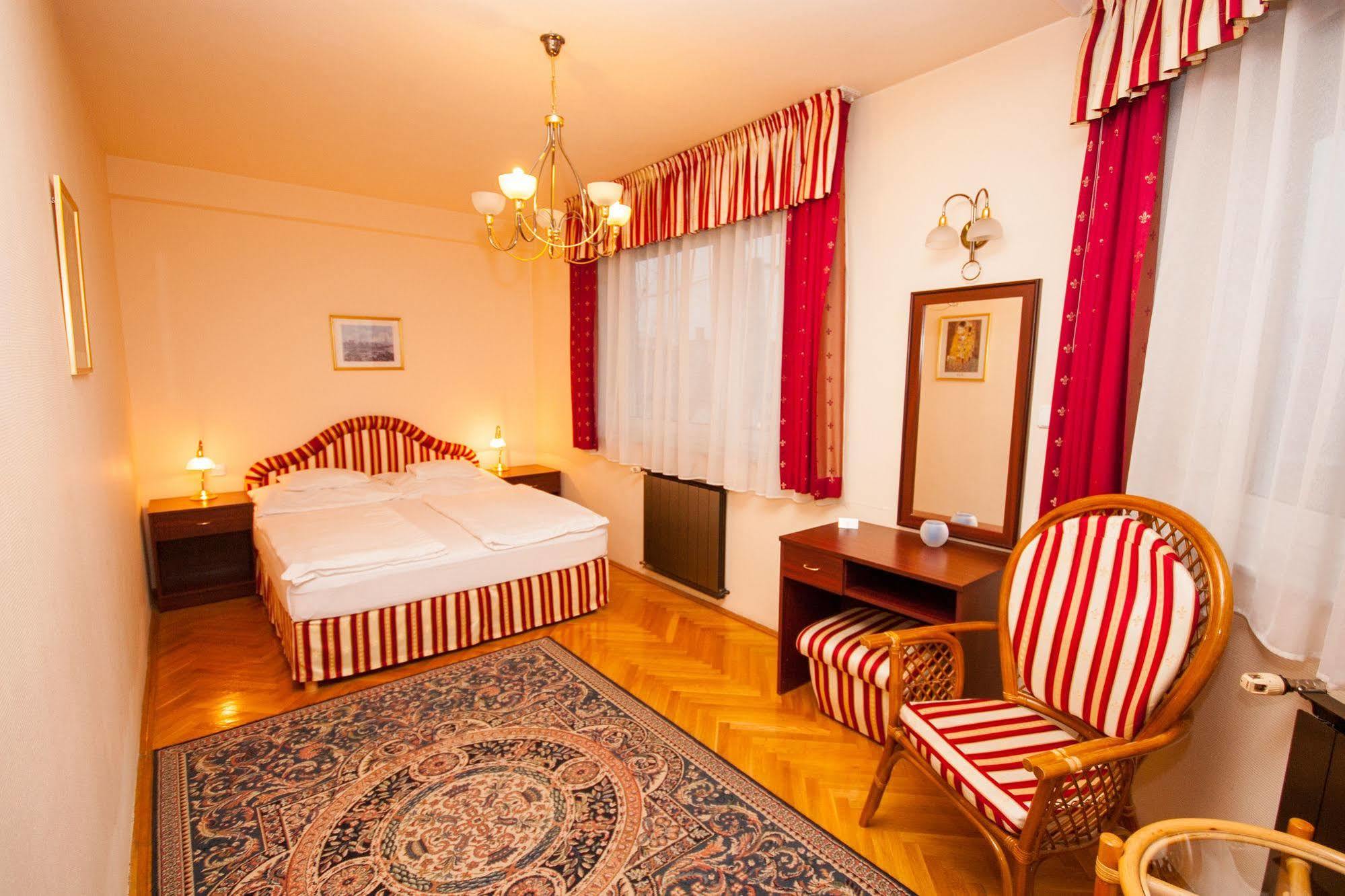 Korona Pension And Restaurant Hévíz Kültér fotó