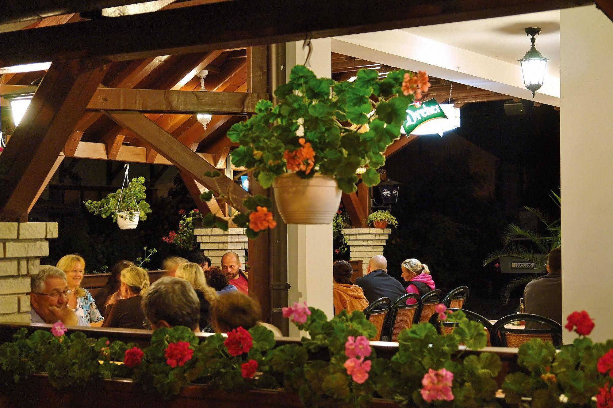 Korona Pension And Restaurant Hévíz Kültér fotó